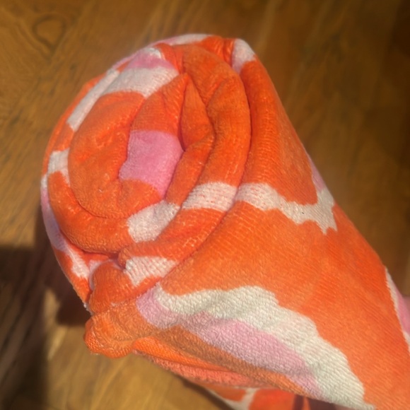 Lilly Pulitzer for Target towel. Giraffe print- orange, pink and white. New! - Picture 4 of 6